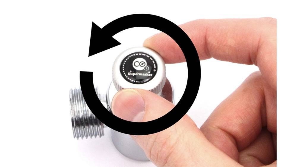 Käännä SodaStream-adapterin säätönuppia vastapäivään