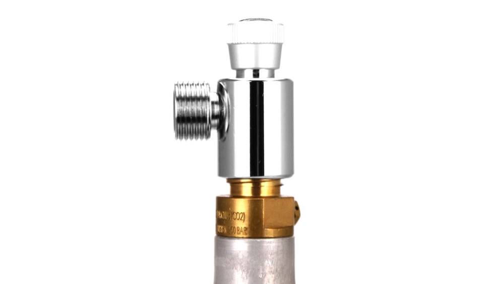 Adapteri kiinnitetty SodaStream-sylinteriin