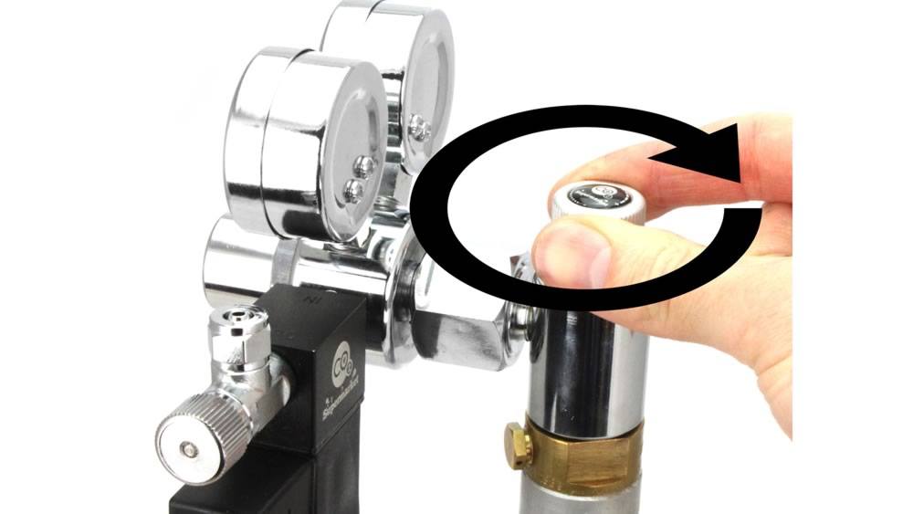 Käännä edistyneen SodaStream-adapterin virtaussäädintä myötäpäivään.