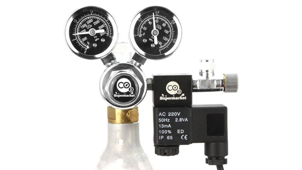 CO2-säädin kiinnitetty SodaStream-sylinteriin adapterin avulla