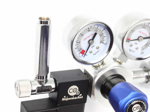 Jatkokappale asennettuna CO2-säätimeen