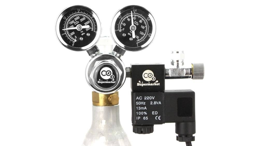 CO2-säädin on kiinnitetty SodaStream-sylinteriin adapterin avulla