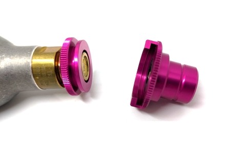 Kuva SodaStreamin sinisestä ruuvattavasta liittimestä vaaleanpunaiseen Quick-Connect -adapteriin