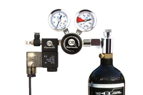 Lisäsoittimeen liitetty paintball-sylinteri ja säädin