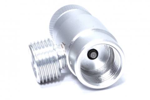 Näkymä kehittyneiden sovittimien naarasäikeille Paintball CGA 320 CO2 -sylintereille