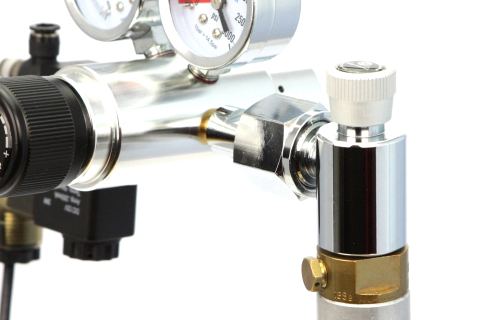Sovitin yhdistetty SodaStream-sylinteriin ja säätimeen