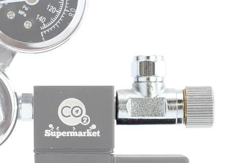 Kuva urospuolisesta neulaventtiiliin kiinnitetty solenoidisäätimeen