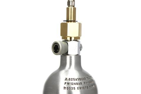 Sylinterin täyttö liitäntäletkun avulla