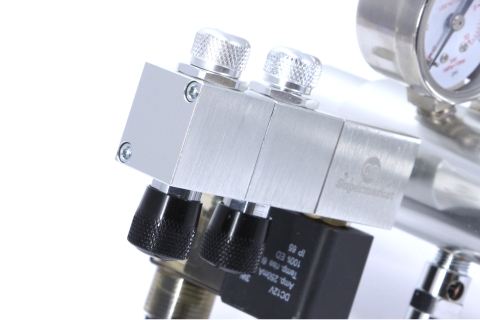 Valokuva, jossa näkyy lisäjakotukki asennettuna Ultimate-Pro CO2-säätimeen.